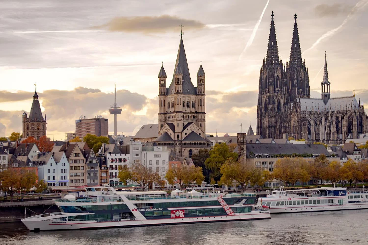 Flusskreuzfahrtschiffe auf dem Rhein vor der Kölner Altstadt mit Dom und Groß St. Martin