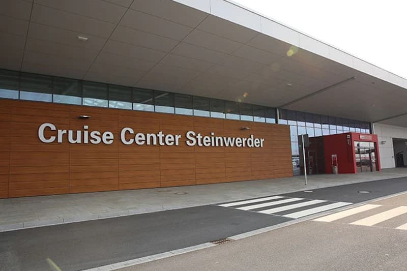 Fassade des Cruise Center Steinwerder mit breitem Vordach und Zebrastreifen.