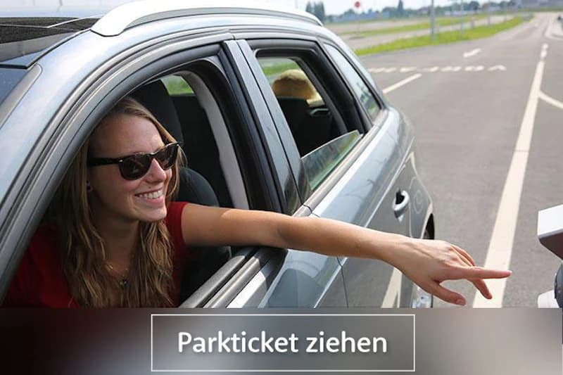 Frau mit Sonnenbrille reicht aus geöffnetem Autofenster zur Entnahme eines Parktickets; Schrift Parkticket ziehen sichtbar.