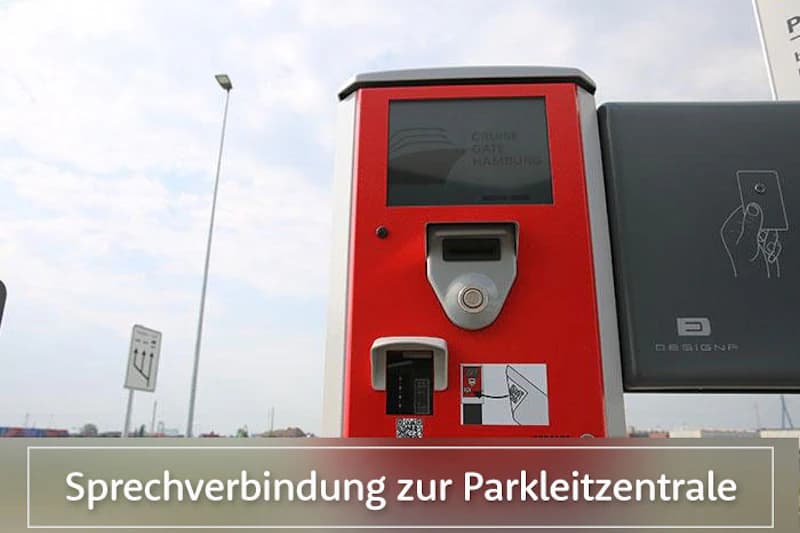 Rotes Terminal mit Bildschirm, Kartenleser und Sprechtaste vor Himmel und Straßenleuchte.