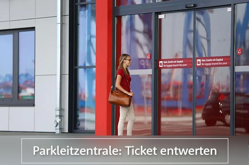 Frau mit Tasche steht vor automatischen Glastüren und roter Stütze am Hafengebäude, Spiegelung von Kränen in den Scheiben.