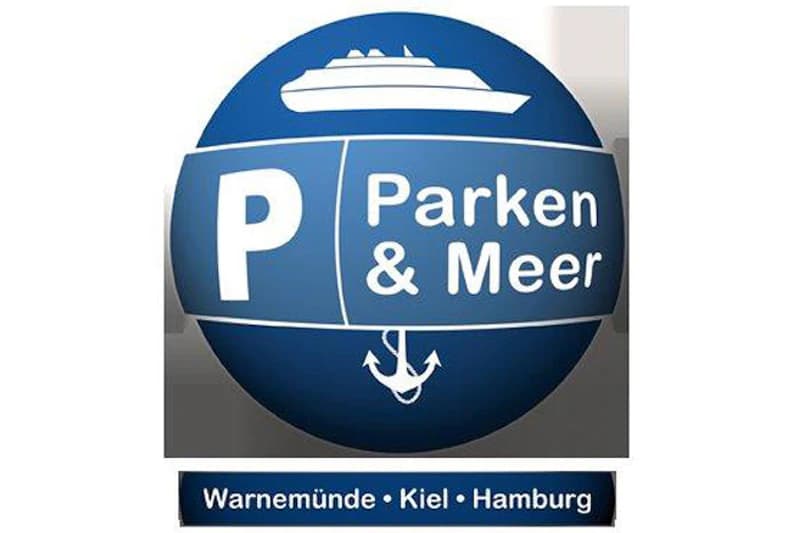Blaues rundes Emblem mit Schiffssilhouette, Anker, großem P und Schriftzug Parken & Meer; unten Warnemünde, Kiel, Hamburg.