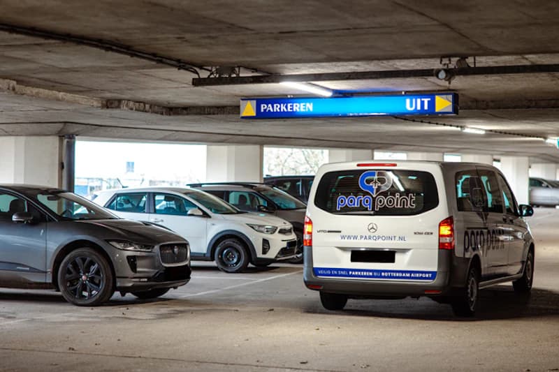 Überdachte Parkebene mit mehreren geparkten Autos und Parq Point Transporter.
