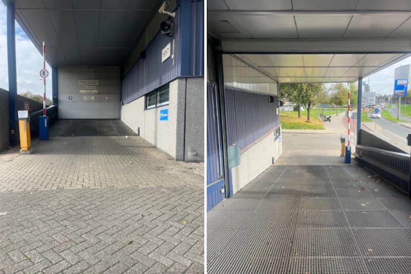 Überdachte Zufahrt zum Parkhaus mit Schranke, Kassenautomat, Rolltor und Überwachungskamera, Ausfahrt zur Straße.