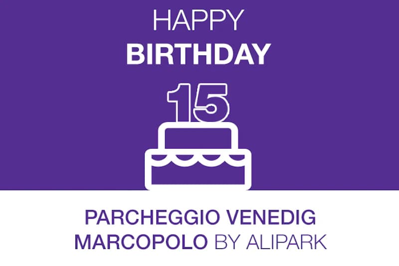 Lila Fläche mit weißer Tortensilhouette, Zahl 15 und Schriftzug Parcheggio Venedig Marcopolo Alipark.